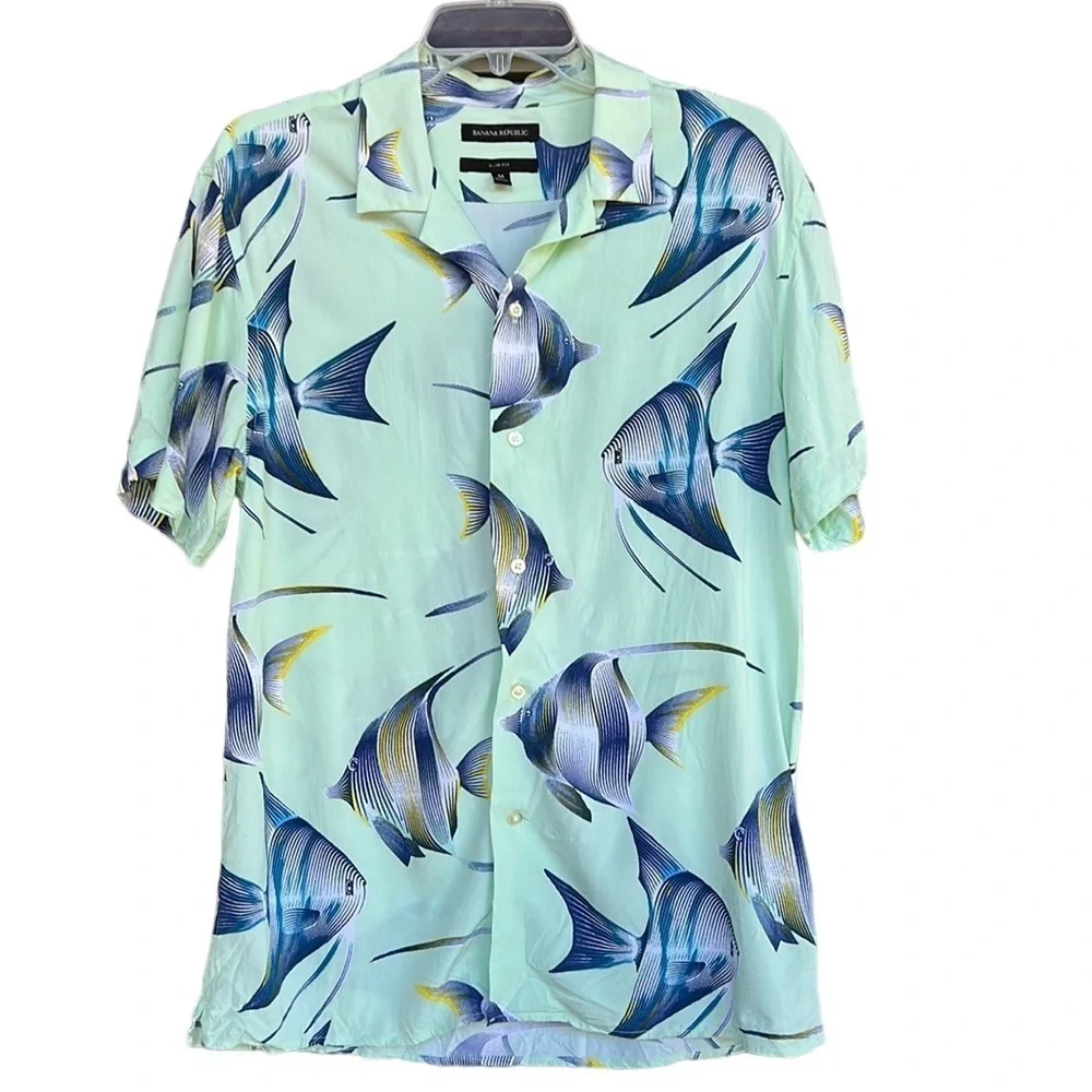Banana Republic Men’s Slim Fit Fish Novelty Print Light Green ButtonDown Shirt M